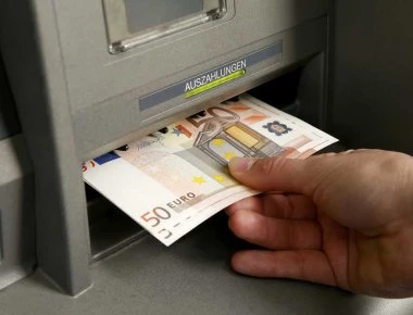 Καταργείται το όριο στις αναλήψεις μετρητών από φυσικά και νομικά πρόσωπα: Άρση (σχεδόν) των capital controls